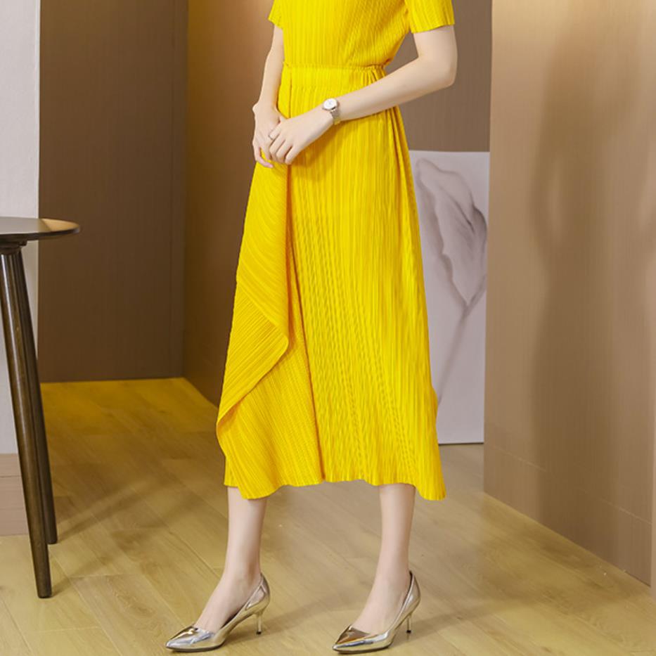 Women’s Asymmetric Pleated Skirt